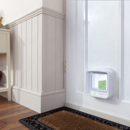 SureFlap chatière électronique sur une porte SureFlap chatière électronique sur une porte